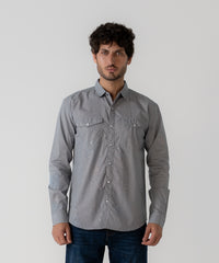 Camisa de hombre con dos bolsillos
